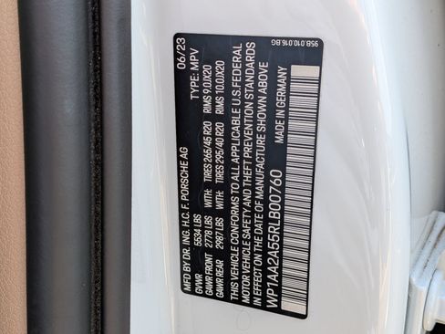 Certified 2024 Porsche Macan AWD/4WD image 28