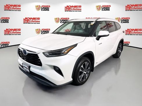 Used 2021 Toyota Highlander XLE AWD/4WD image 14
