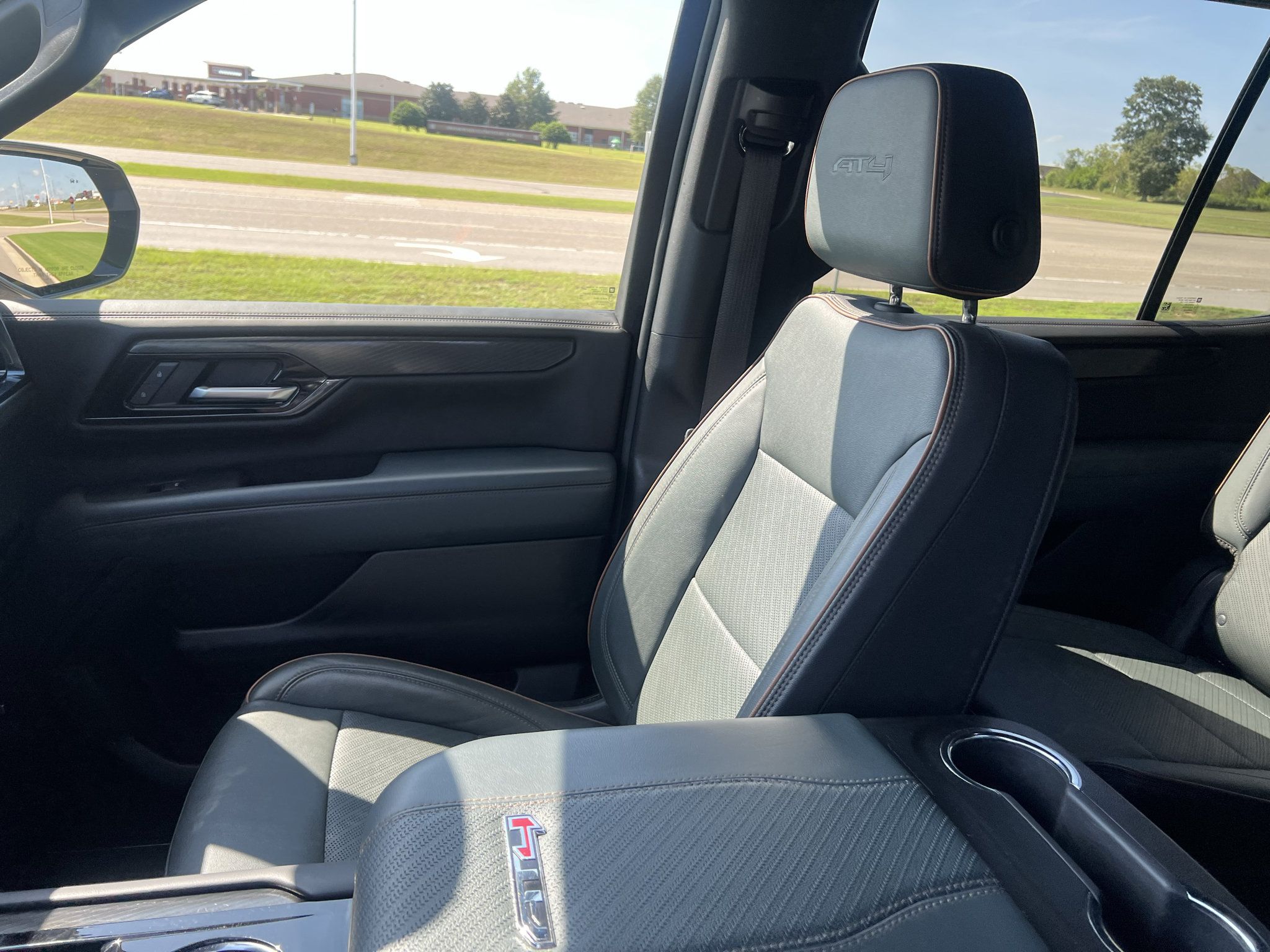 Used 2025 GMC Yukon AT4 w/ LPO, Get Active Package AWD/4WD image 21
