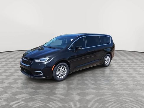 Used 2023 Chrysler Pacifica Touring-L FWD image 4