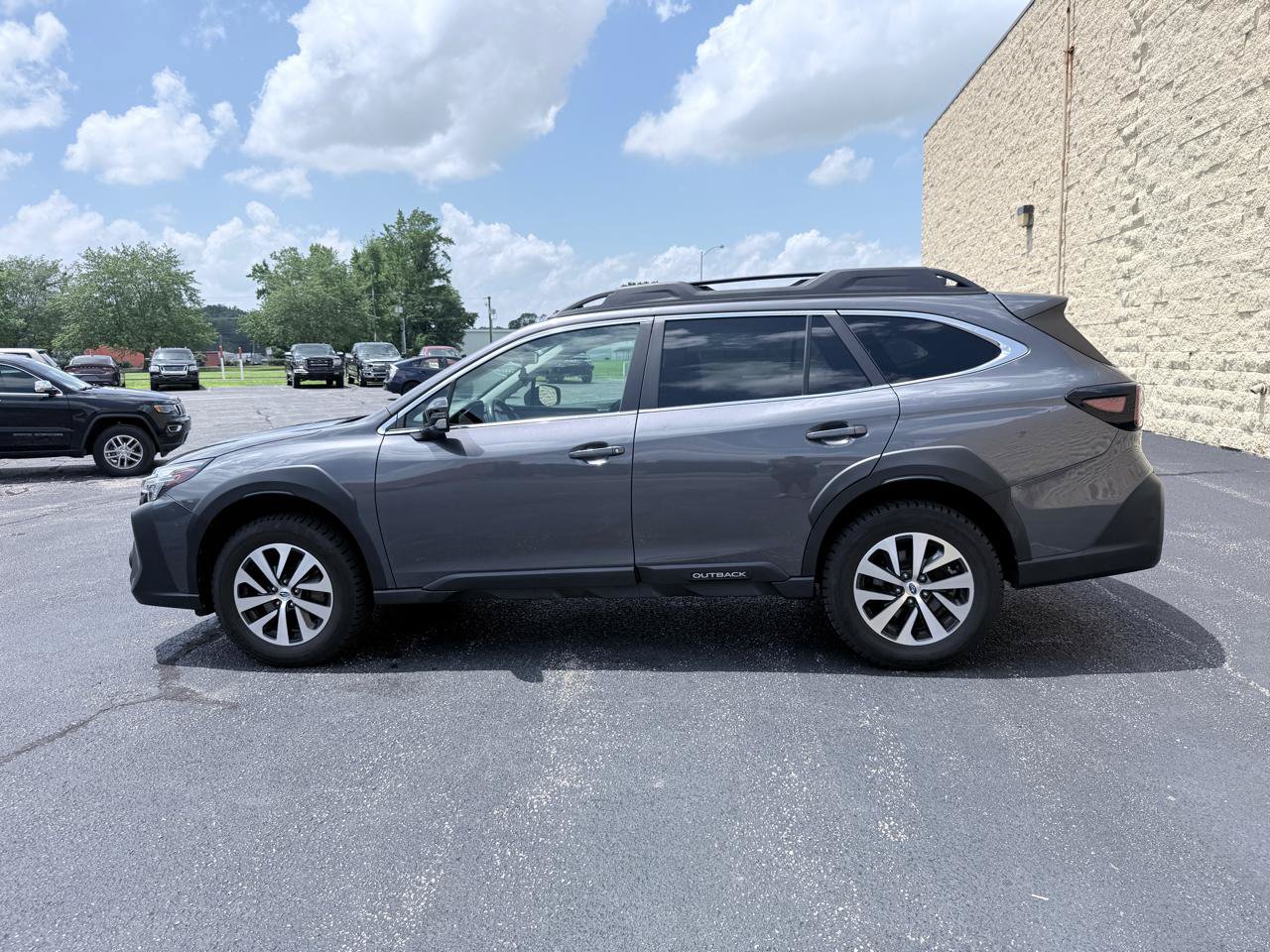 Used 2023 Subaru Outback Premium AWD/4WD image 2