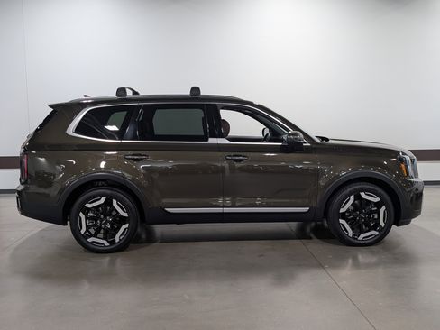 Used 2023 Kia Telluride EX w/ EX Captain's Chair Package AWD/4WD image 2