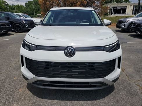 Certified 2025 Volkswagen Tiguan SE w/ Panoramic Sunroof Package AWD/4WD image 2