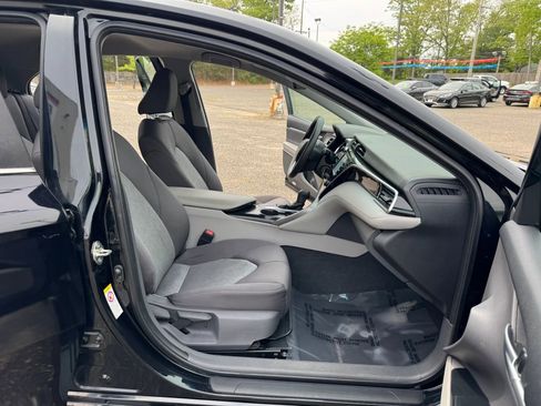 Used 2018 Toyota Camry LE FWD image 17