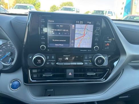 Used 2022 Toyota Highlander XLE AWD/4WD image 11