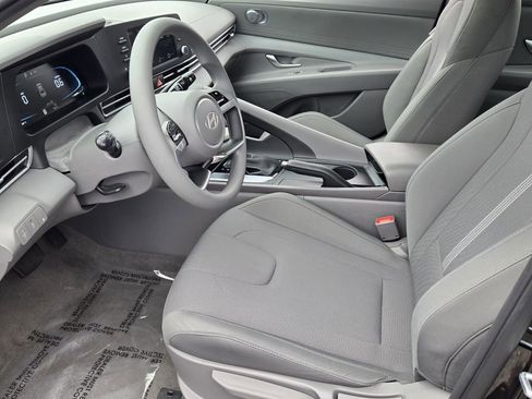 Certified 2025 Hyundai Elantra SE image 10