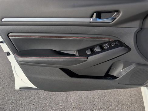 Used 2023 Nissan Altima 2.0 SR image 11