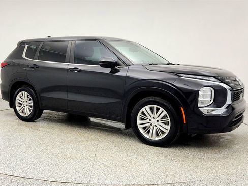 Used 2022 Mitsubishi Outlander ES image 3