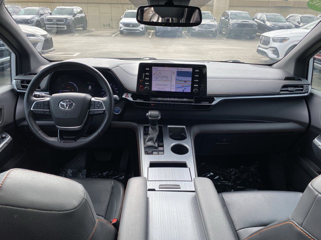 Used 2021 Toyota Sienna XSE FWD image 2