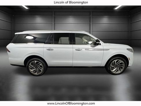Used 2025 Lincoln Navigator L Reserve image 9