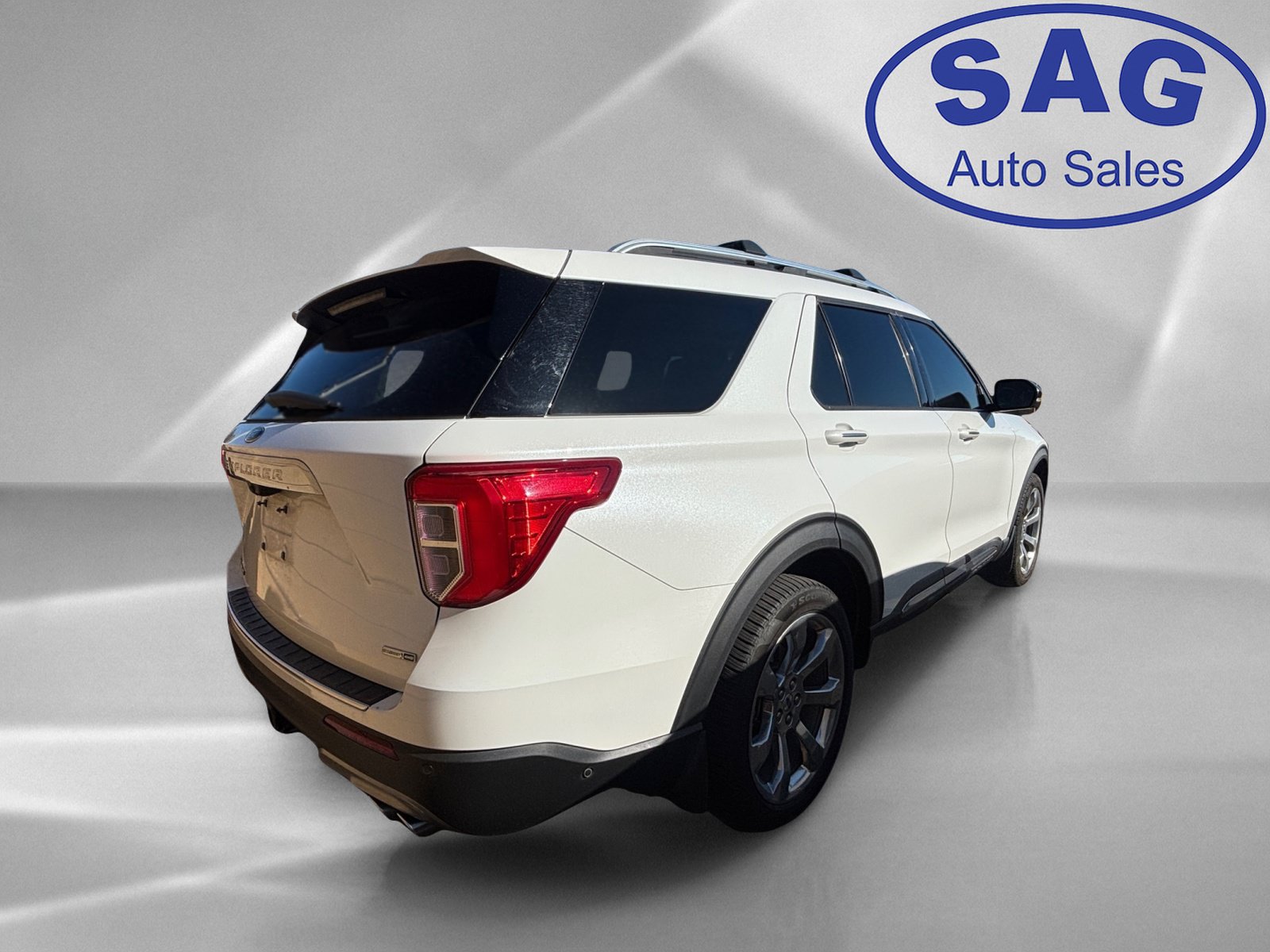 Used 2020 Ford Explorer Platinum w/ Premium Technology Package AWD/4WD image 3