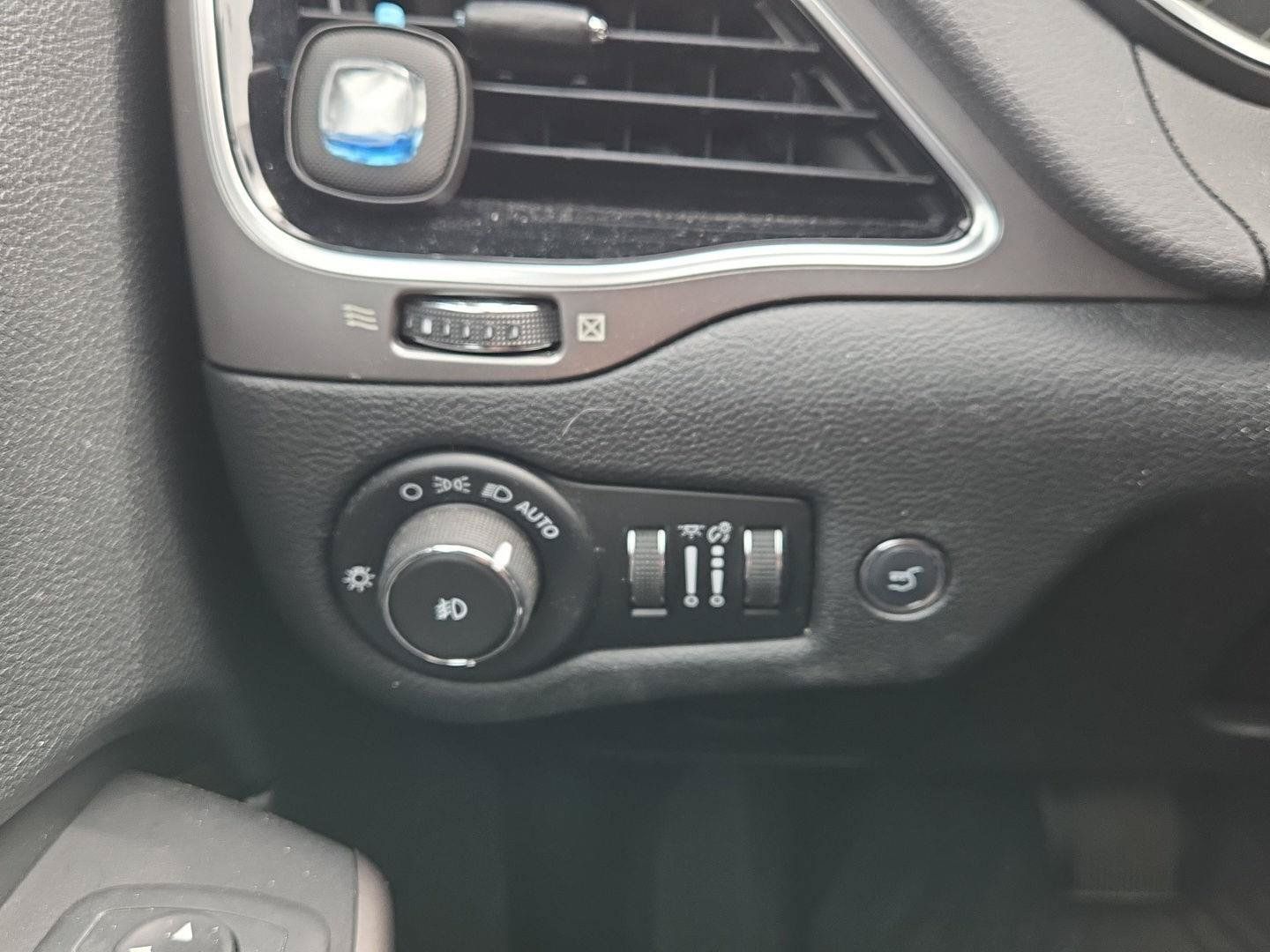Used 2020 Jeep Cherokee Limited AWD/4WD image 21