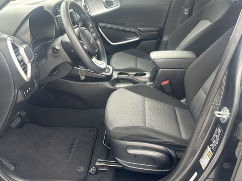 Used 2023 Kia Soul LX w/ LX Technology Package FWD image 9