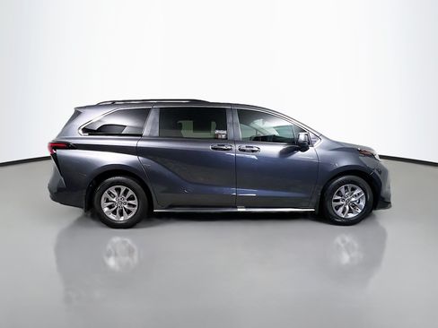 Used 2025 Toyota Sienna XLE FWD image 3