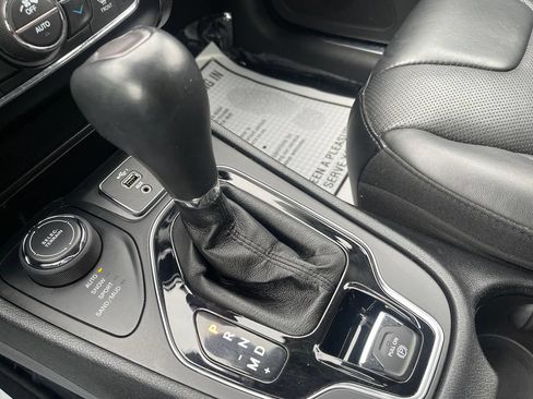 Used 2019 Jeep Cherokee Limited w/ Luxury Group AWD/4WD image 29