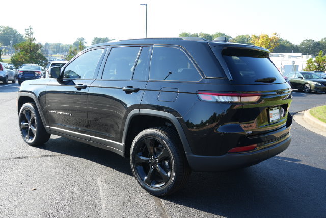 Used 2024 Jeep Grand Cherokee Altitude AWD/4WD image 5