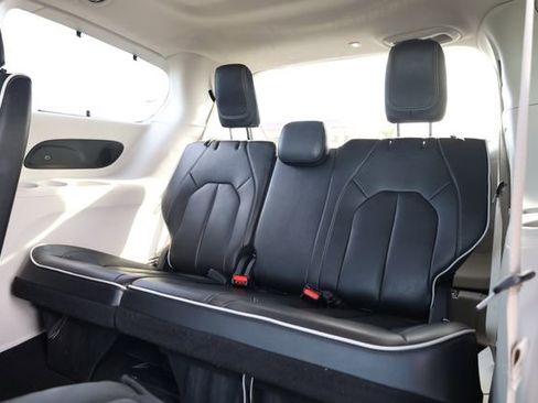 Used 2024 Chrysler Pacifica Limited image 25