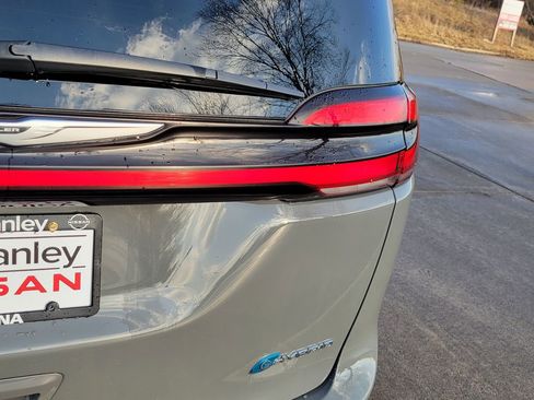 Used 2023 Chrysler Pacifica Touring-L FWD image 15