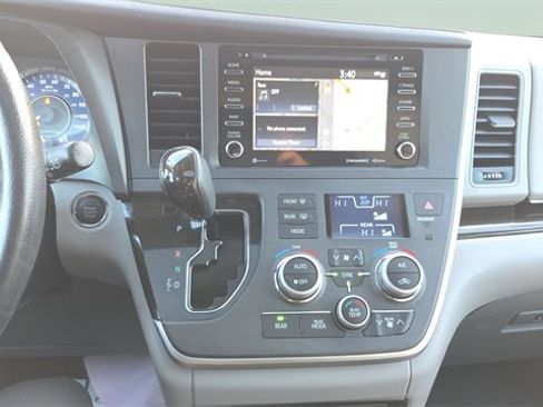 Used 2020 Toyota Sienna Limited image 19