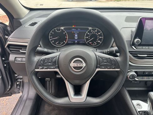 Used 2025 Nissan Altima 2.5 SV FWD image 28