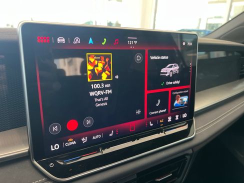 Certified 2025 Volkswagen Tiguan SE R-Line AWD/4WD image 17