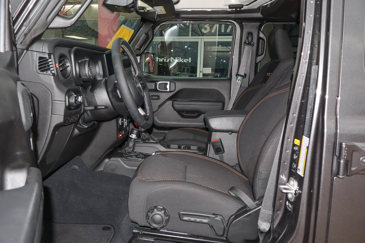Used 2025 Jeep Gladiator Mojave w/ Convenience Group AWD/4WD image 7