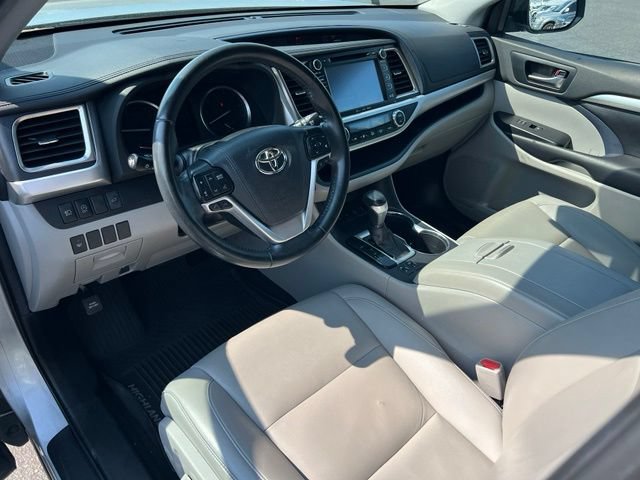 Used 2019 Toyota Highlander XLE AWD/4WD image 15
