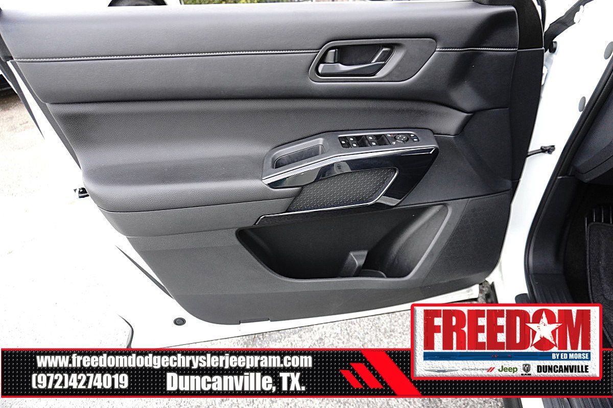 Used 2024 Nissan Pathfinder SV FWD image 40