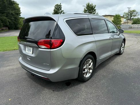 Used 2017 Chrysler Pacifica Limited image 6