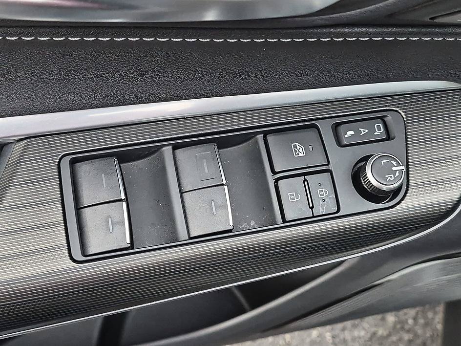 Used 2023 Toyota Venza Limited AWD/4WD image 15
