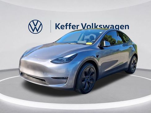 Used 2025 Tesla Model Y Long Range AWD/4WD image 2