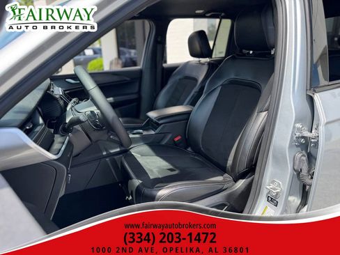 Used 2025 Jeep Grand Cherokee Altitude AWD/4WD image 10