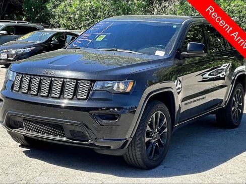 Used 2022 Jeep Grand Cherokee Laredo X image 3
