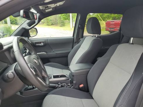 Used 2020 Toyota Tacoma TRD Off-Road w/ Technology Package AWD/4WD image 18
