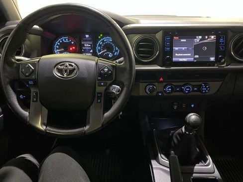 Used 2018 Toyota Tacoma TRD Sport image 19