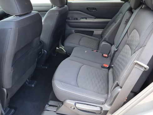 Used 2024 Nissan Pathfinder SV FWD image 5
