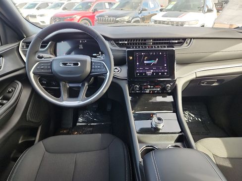 Used 2025 Jeep Grand Cherokee Laredo image 10