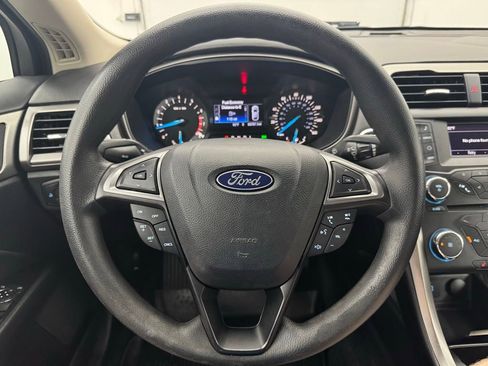 Used 2017 Ford Fusion SE image 18
