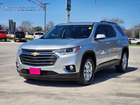 Used 2021 Chevrolet Traverse LT image 3