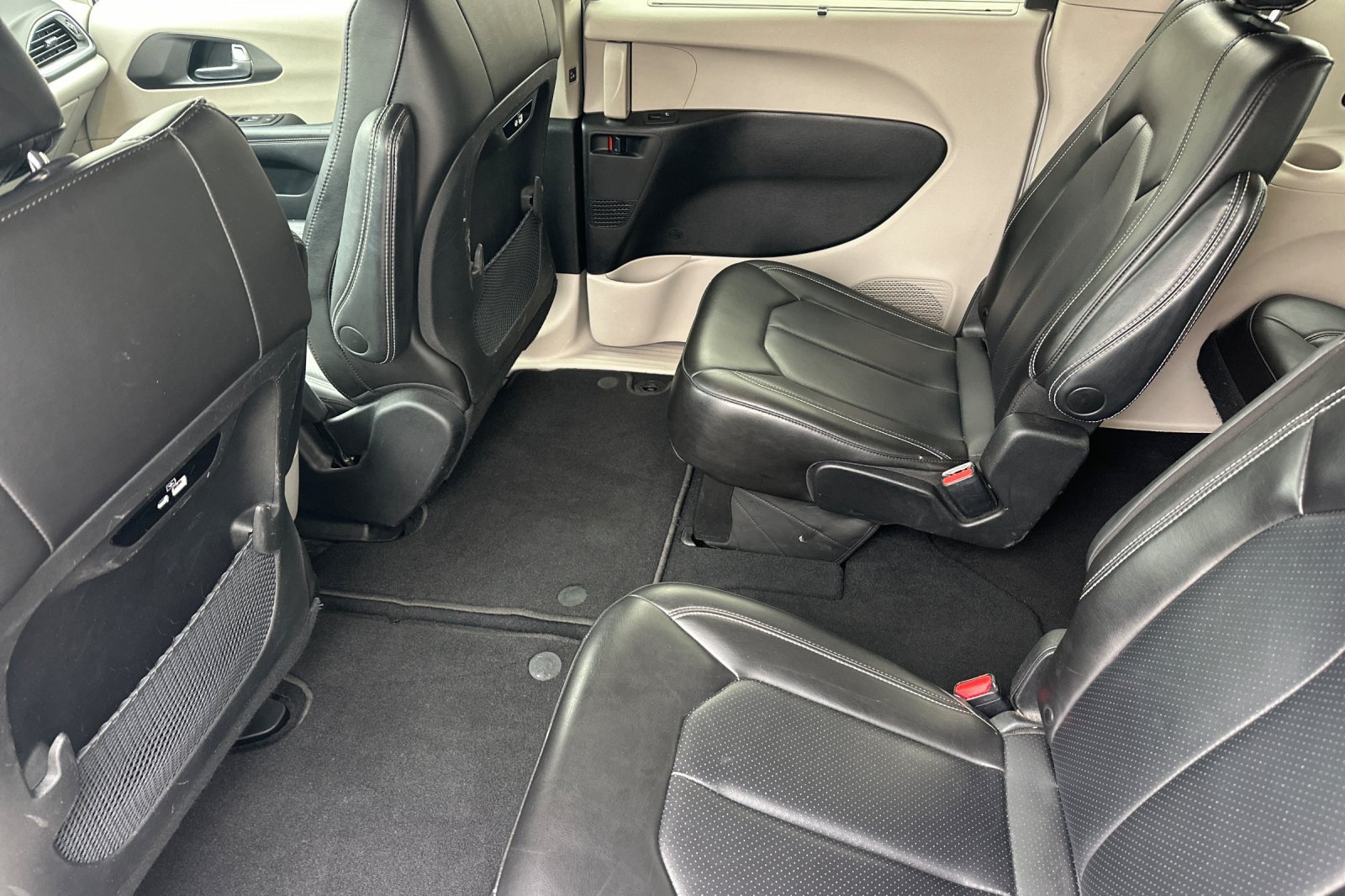 Used 2023 Chrysler Pacifica Touring-L FWD image 13