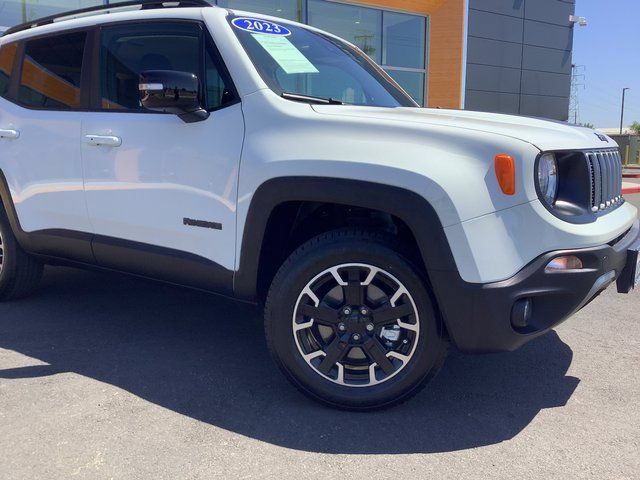 Used 2023 Jeep Renegade Latitude AWD/4WD image 3