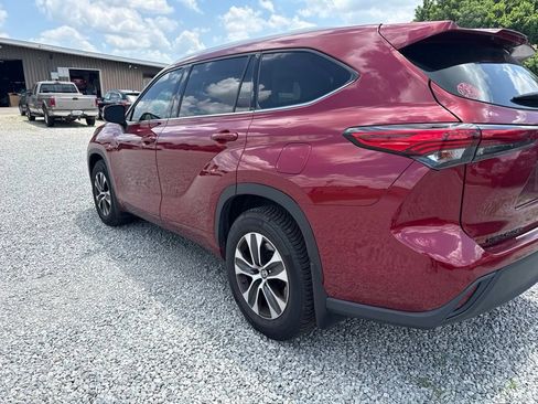 Used 2021 Toyota Highlander XLE AWD/4WD image 4