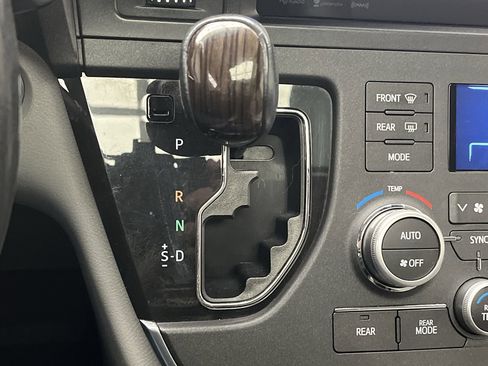 Used 2017 Toyota Sienna XLE Premium image 27