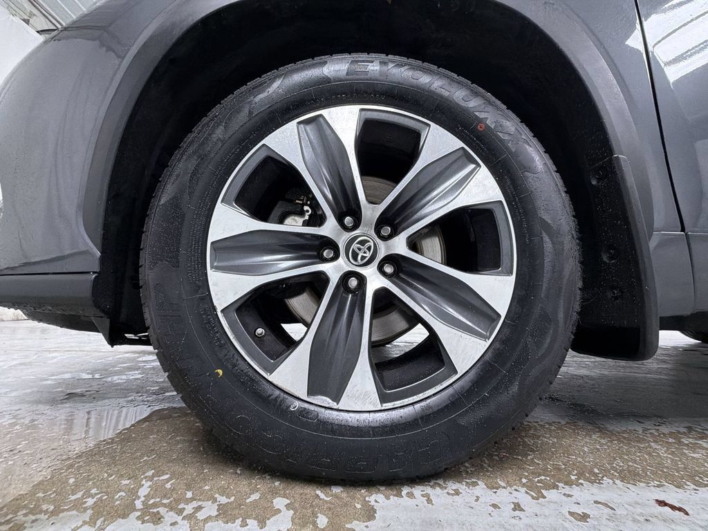 Used 2022 Toyota Highlander XLE AWD/4WD image 15