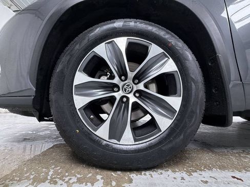 Used 2022 Toyota Highlander XLE AWD/4WD image 15