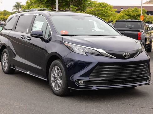 New 2026 Toyota Sienna XLE FWD image 3