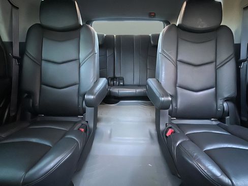 Used 2017 Cadillac Escalade Luxury image 30