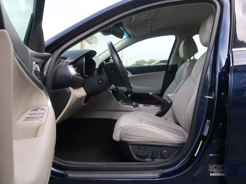 Used 2019 Genesis G70 2.0T Sport RWD image 16