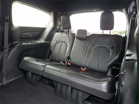 Used 2025 Chrysler Pacifica Select image 10
