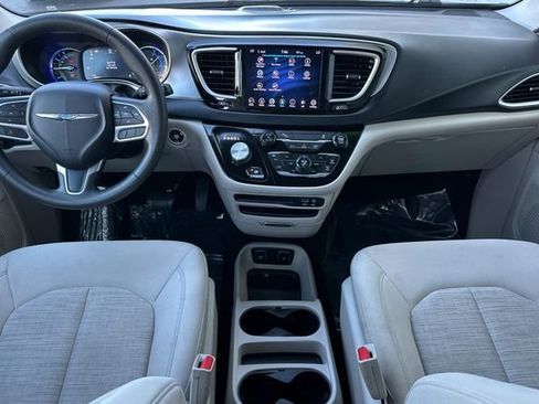 Used 2018 Chrysler Pacifica Touring Plus image 17